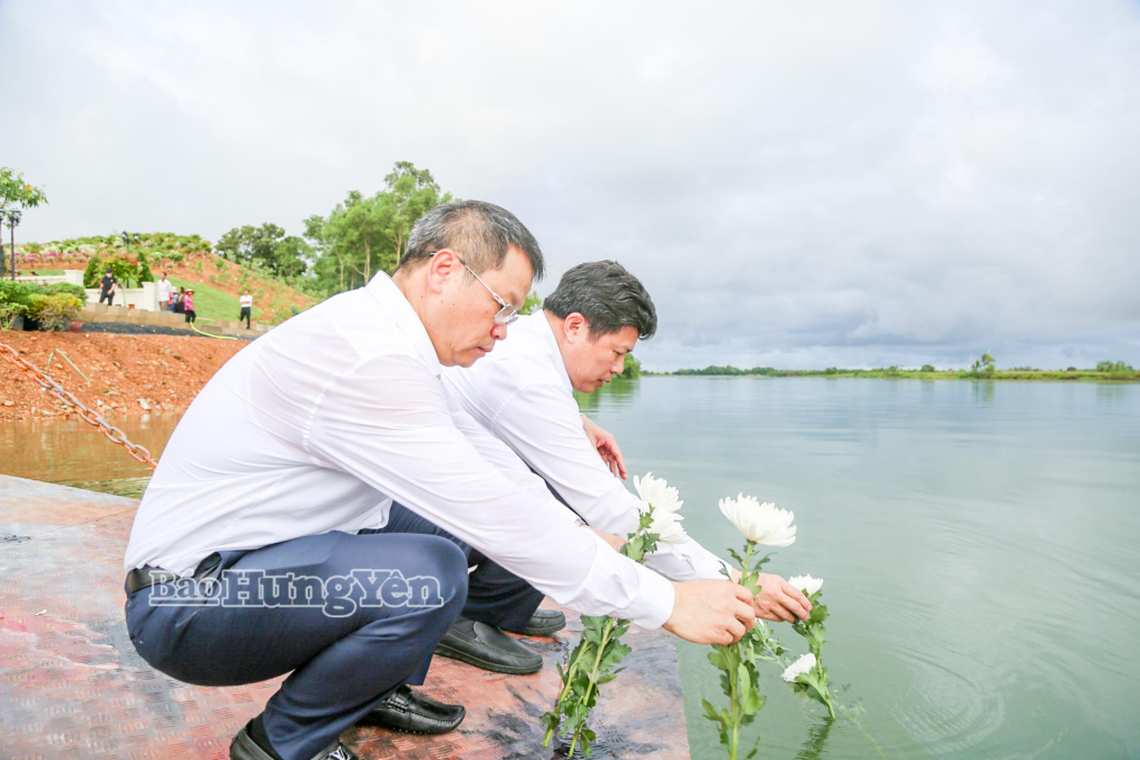 Các đồng chí: Trần Quốc Toản, Phó Bí thư Thường trực Tỉnh uỷ; Nguyễn Mạnh Hùng, Phó Bí thư Tỉnh uỷ, Chủ tịch Uỷ ban MTTQ Việt Nam tỉnh thực hiện nghi thức thả hoa tưởng niệm liệt sĩ hy sinh trên dòng sông Long Đại.