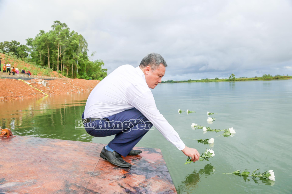 Đại biểu đoàn công tác thả hoa tưởng niệm các liệt sĩ hy sinh trên dòng sông Long Đại.