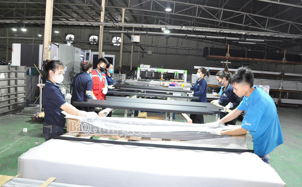 Sản xuất ở Công ty Cổ phần Hyundai Aluminum Vina (khu công nghiệp Phố Nối A).