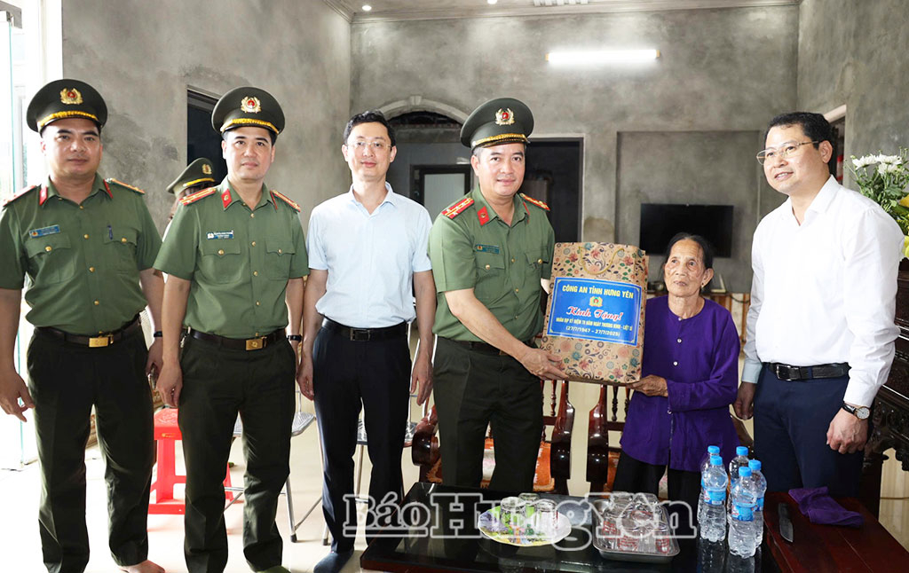 Đoàn cán bộ Công an tỉnh thăm, tặng quà Bà mẹ Việt Nam anh hùng Phạm Thị Vấn ở thôn An Cầu, xã Tống Trân.