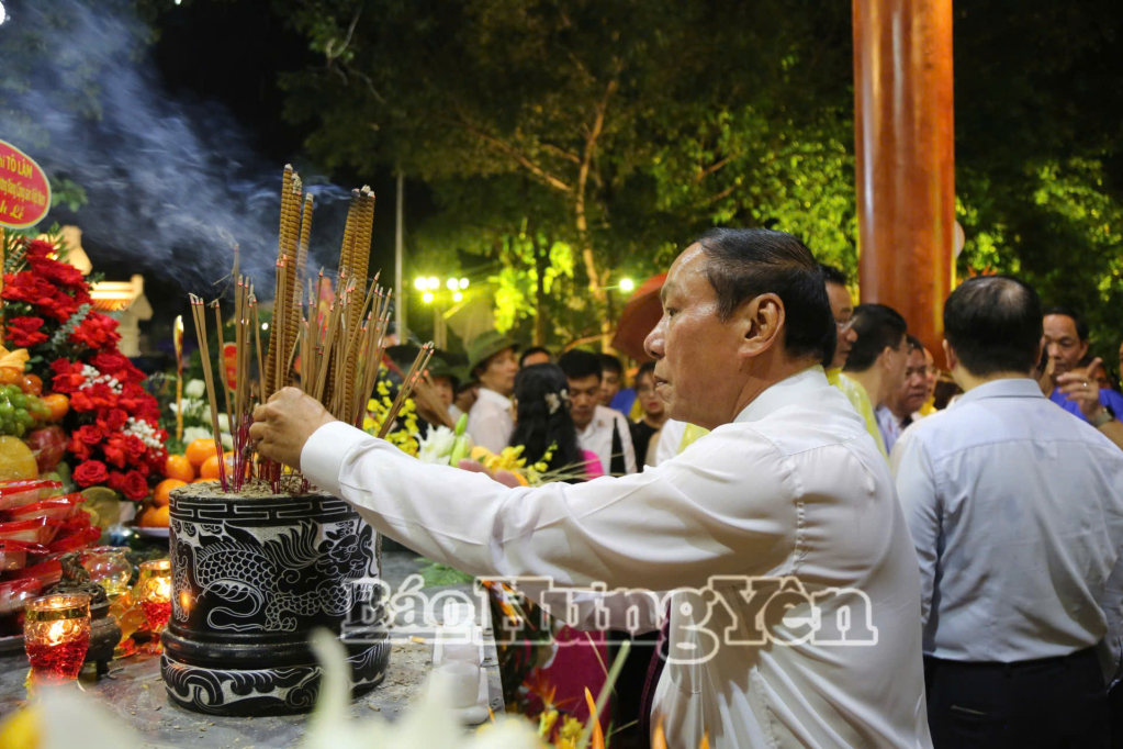 Tại chương trình, bên cạnh những tiết mục nghệ thuật, đan xen là những phóng sự xúc động về những mất mát, hy sinh của lực lượng TNXP nói chung và 16 chiến sĩ TNXP tỉnh Hưng Yên nói riêng, mãi mãi dâng hiến tuổi xuân bên bến phà II Long Đại trong công cuộc kháng chiến, giành độc lập dân tộc, thống nhất đất nước.