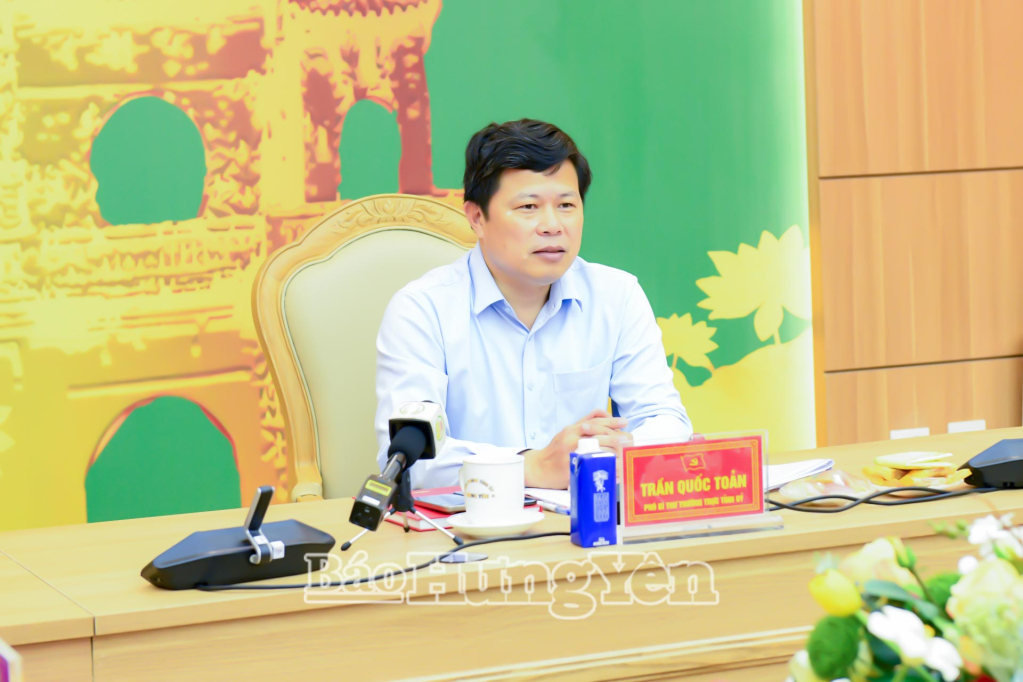 Đồng chí Trần Quốc Toản, Phó Bí thư Thường trực Tỉnh ủy, Trưởng Ban Chỉ đạo tỉnh về thực hiện dân chủ ở cơ sở, Trưởng Ban Chỉ đạo tỉnh về thực hiện phong trào thi đua “Dân vận khéo” phát biểu tại hội nghị.