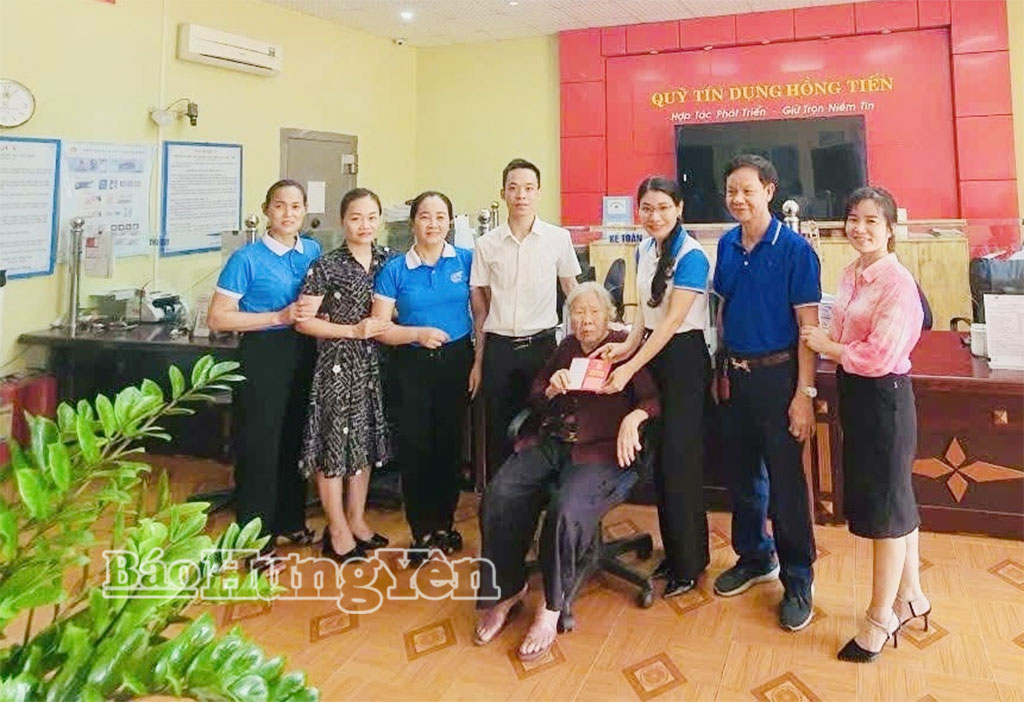 Đại diện UBND xã, Hội Liên hiệp  Phụ nữ xã Việt Tiến trao sổ tiết kiệm tặng cụ Vũ Thị Nền.