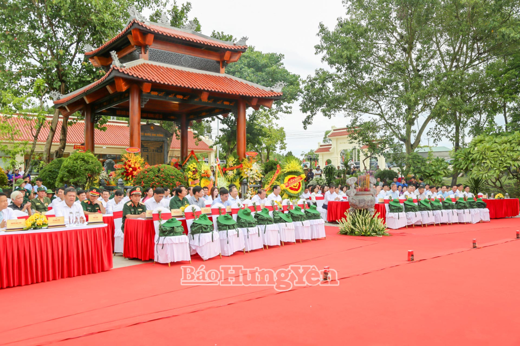 Các đại biểu dự buổi lễ.