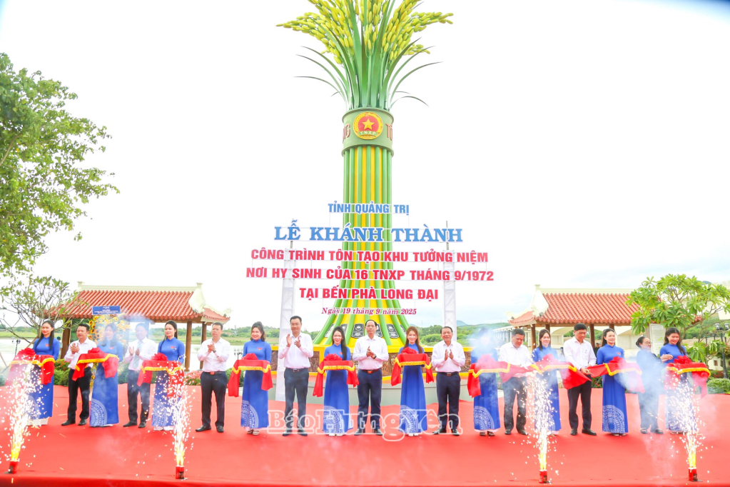 Các đại biểu thực hiện nghi thức cắt băng khánh thành công trình.