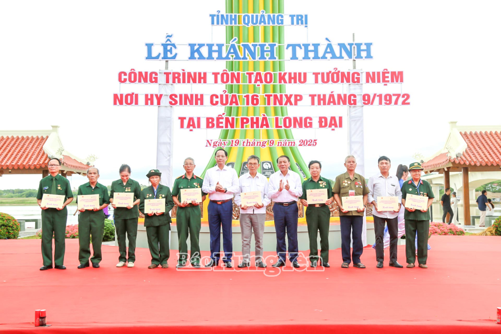 Các đồng chí: Thượng tướng Trần Quang Phương, Ủy viên Ban Chấp hành Trung ương Đảng, Phó Chủ tịch Quốc hội, Nguyễn Văn Hùng, Ủy  viên Ban Chấp hành Trung ương Đảng, Bộ trưởng Bộ Văn hoá, Thể thao và Du lịch tặng quà thân nhân và đồng đội các liệt sĩ thanh niên xung phong hy sinh tại bến phà II Long Đại.