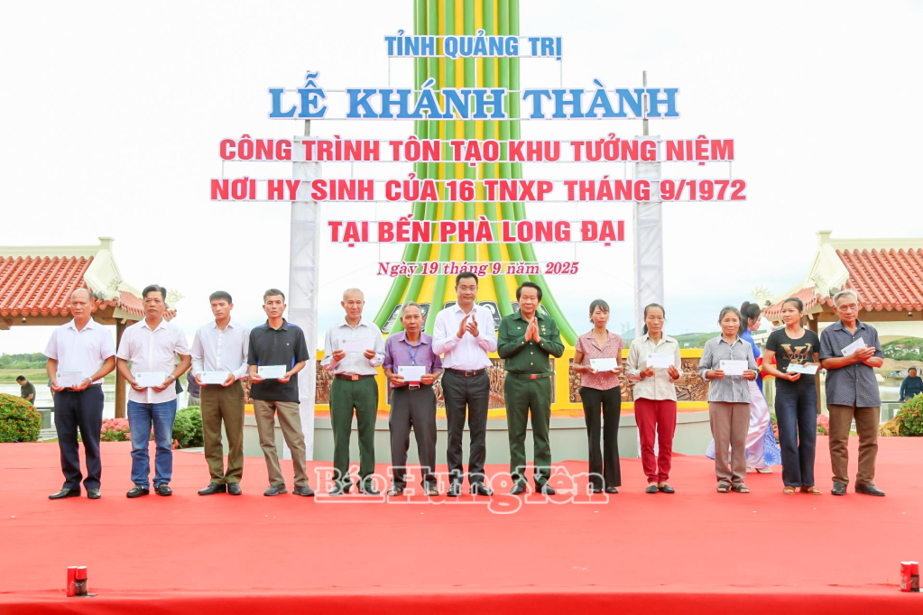 Các đồng chí: Lê Ngọc Quang, Uỷ viên Ban Chấp hành Trung ương Đảng, Bí thư Tỉnh ủy  Quảng Trị; Thân Đức Nam, Phó Chủ tịch Hội cựu TNXP Việt Nam trao quà cho thân nhân 16 TNXP Đại đội 130 hy sinh tại bến phà II Long Đại.