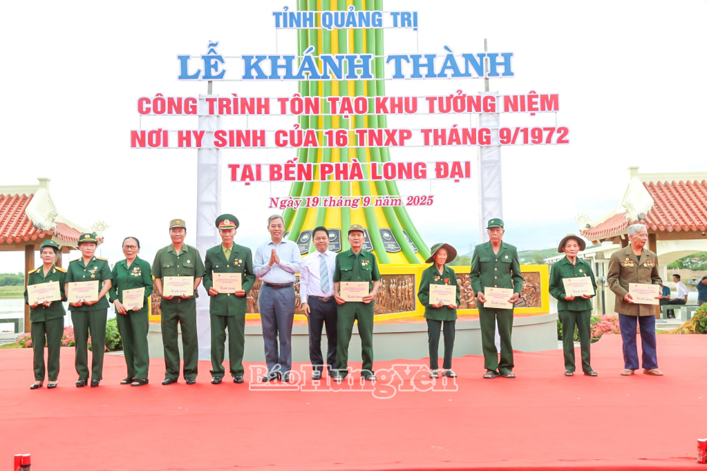 Nhà tài trợ tặng quà cho các cựu chiến binh, cựu TNXP chiến đấu tại khu vực phà Long Đại.