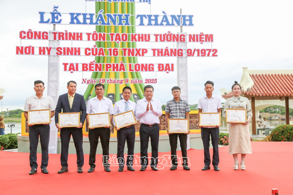 Đồng chí Trần Phong, Phó Bí thư Tỉnh ủy , Chủ tịch UBND tỉnh Quảng Trị trao bằng khen của UBND tỉnh cho các đơn vị đạt thành tích tài trợ và thi công công trình.