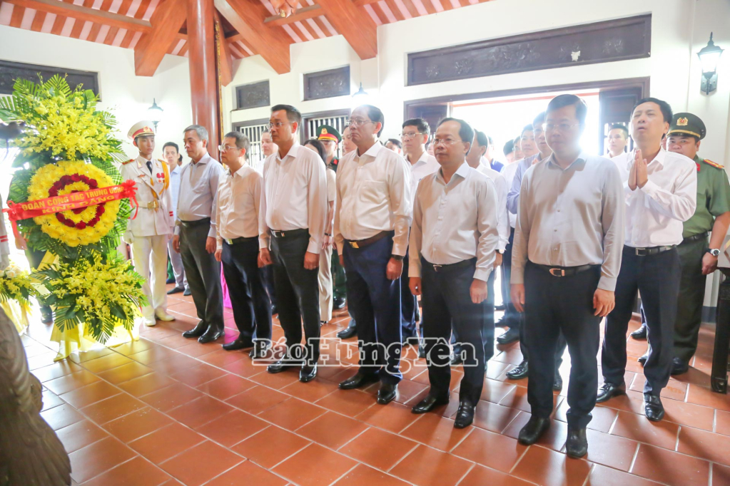 Thượng tướng Trần Quang Phương, Ủy viên Ban Chấp hành  Trung ương Đảng, Phó Chủ tịch Quốc hội và các đại biểu dâng hương tại Đền tưởng niệm liệt sĩ Trường Sơn - bến phà Long Đại.