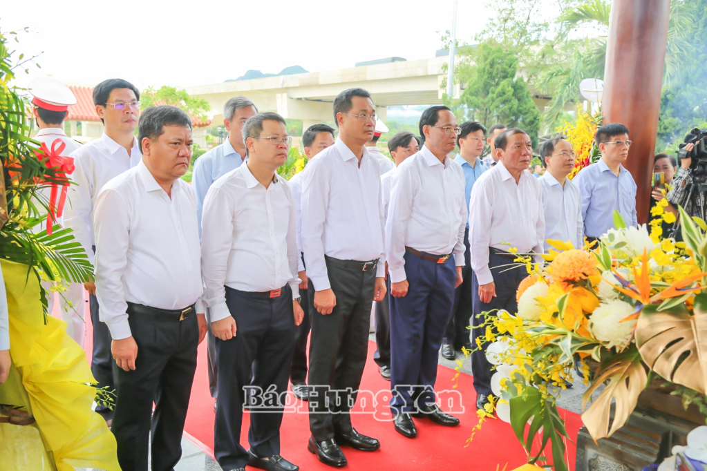 Thượng tướng Trần Quang Phương, Ủy viên Ban Chấp hành  Trung ương Đảng, Phó Chủ tịch Quốc hội và các đại biểu dâng hương tại Nhà bia ghi danh 16 thanh niên xung phong hy sinh tại bến phà II Long Đại.