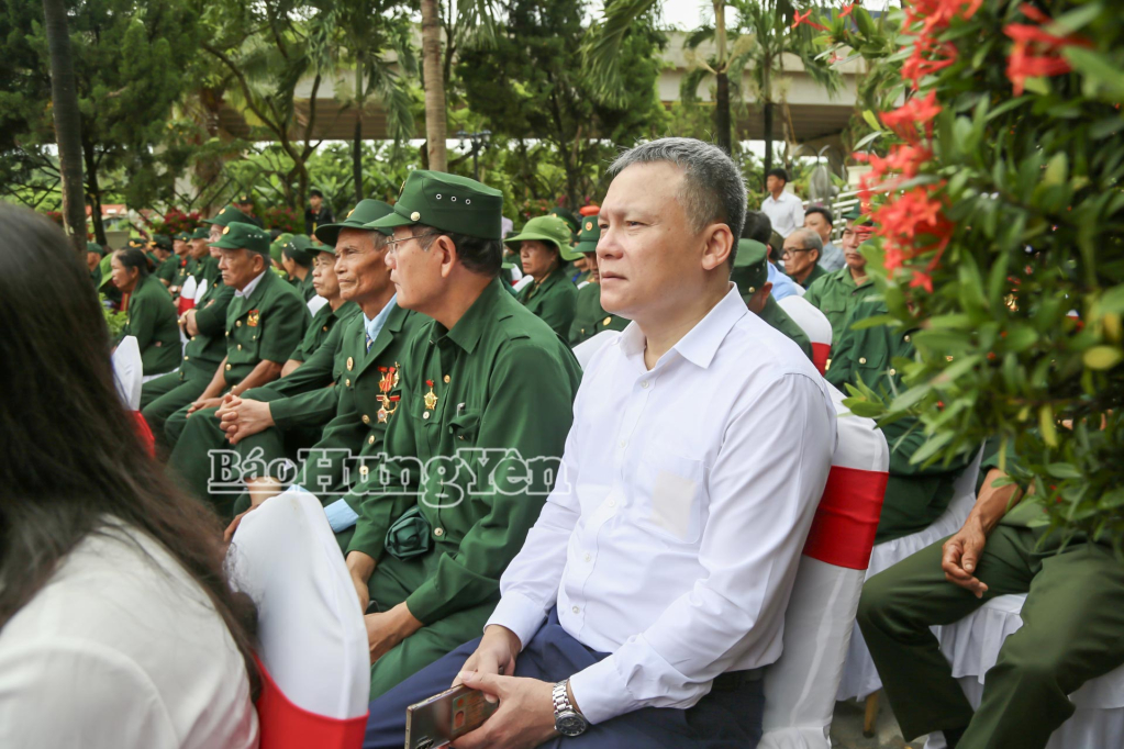 Các đại biểu dự buổi lễ.