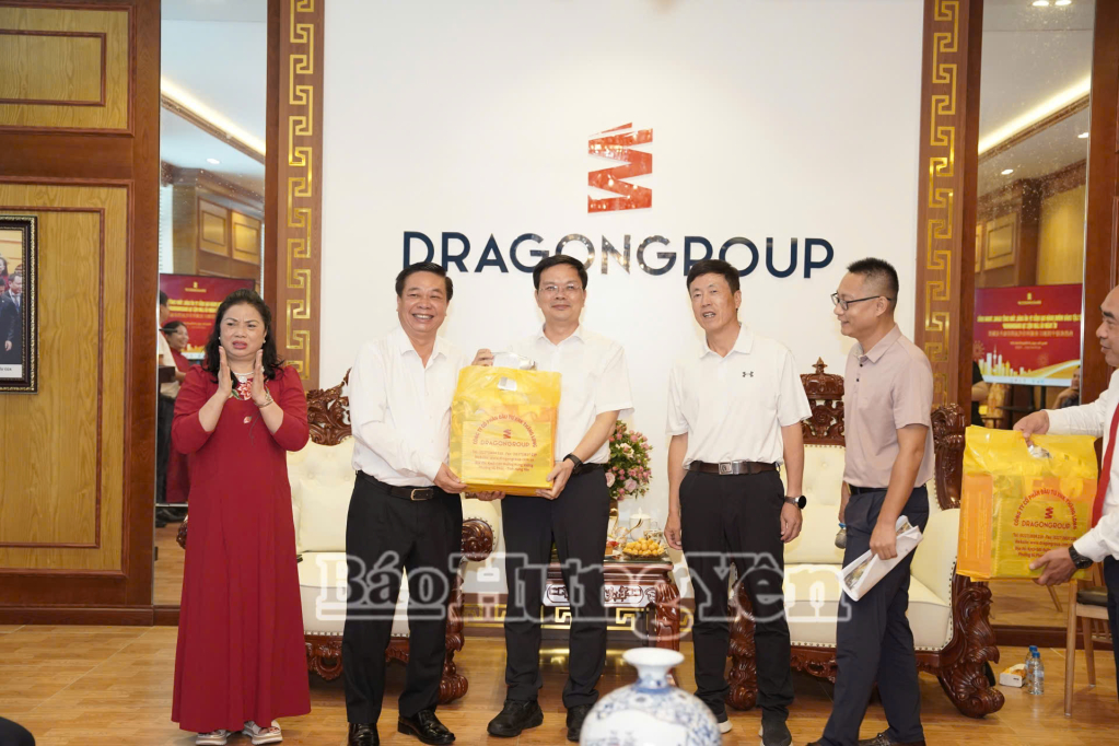 Đồng chí Nguyễn Quang Hưng, Ủy viên Ban Thường vụ Tỉnh ủy, Phó Chủ tịch Thường trực UBND tỉnh Hưng Yên tặng quà lưu niệm đồng chí Lian Kunming, Phó Bí thư Thành ủy, Thị trưởng thành phố Hồ Châu, tỉnh Chiết Giang, Trung Quốc.