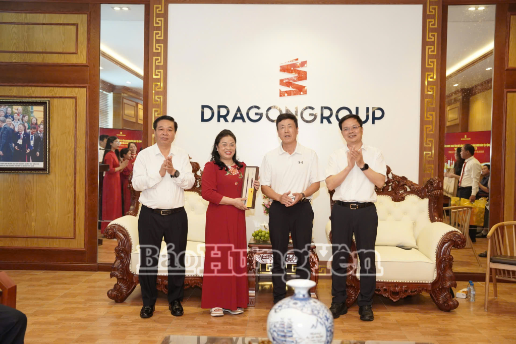 Các đồng chí: Nguyễn Quang Hưng, Ủy viên Ban Thường vụ Tỉnh ủy, Phó Chủ tịch Thường trực UBND tỉnh Hưng Yên; Lian Kunming, Phó Bí thư Thành ủy, Thị trưởng thành phố Hồ Châu chứng kiến trao đổi hợp tác giữa Công ty Cổ phần Đầu tư Xuất nhập khẩu Thăng Long – Dragon Group và Tập đoàn Mizuda.