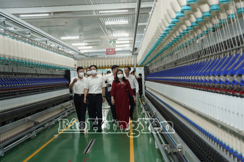 Đoàn đại biểu thành phố Hồ Châu tham quan nhà máy sản xuất của Công ty TNHH DragonTextiles 2, Công ty Cổ phần Đầu tư Xuất nhập khẩu Thăng Long – DragonGroup trên địa bàn xã Quỳnh An.