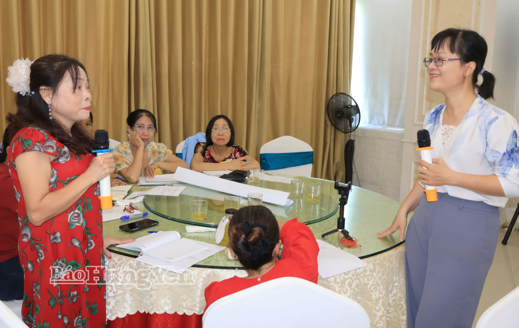 Trao đổi giữa giảng viên với học viên tại buổi tập huấn.