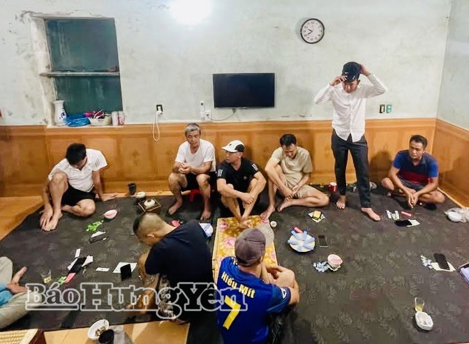 Các đối tượng bị Công an xã Đông Thụy Anh bắt quả tang khi đang đánh bạc.