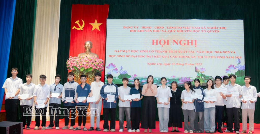 Xã Nghĩa Trụ khen thưởng học sinh có thành tích xuất sắc năm học 2024 - 2025.