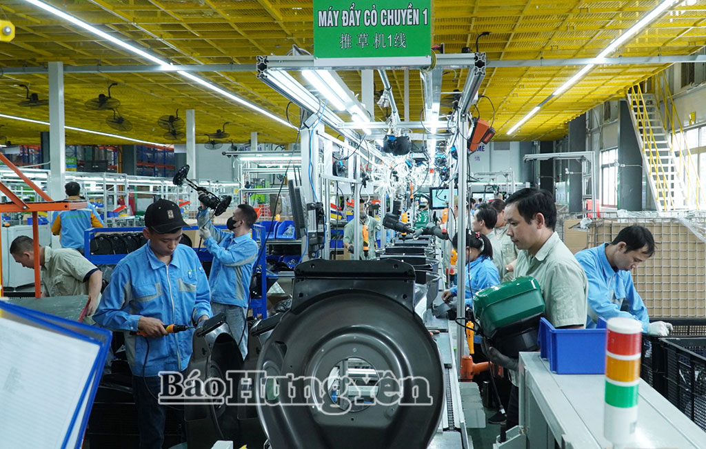 Công nhân Công ty TNHH Greenworks Việt Nam tại KCN Liên Hà Thái lắp ráp máy làm vườn xuất khẩu.