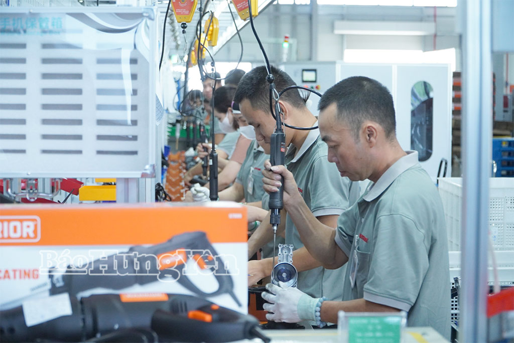 Công nhân Công ty TNHH Keystone Electrical Việt Nam tại KCN Liên Hà Thái lắp ráp thiết bị điện cầm tay xuất khẩu.