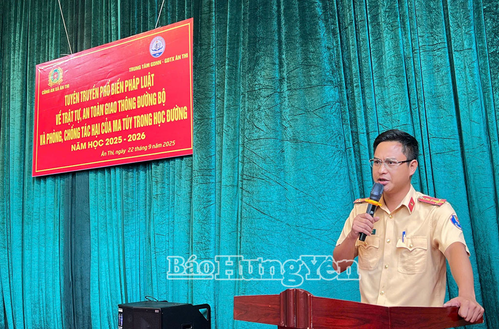 Cán bộ công an tuyên truyền cho học sinh Trung tâm Giáo dục nghề nghiệp – Giáo dục thường xuyên Ân Thi pháp luật về trật tự, an toàn giao thông đường bộ. Ảnh: Hương Giang 