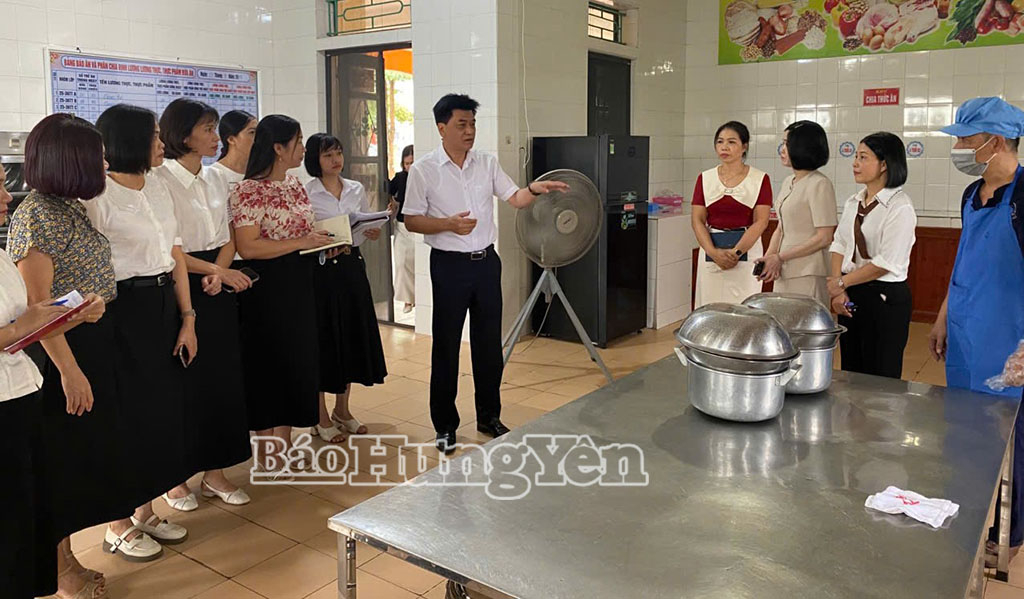Kiểm tra, giám sát việc chấp hành các quy định của pháp luật về an toàn thực phẩm