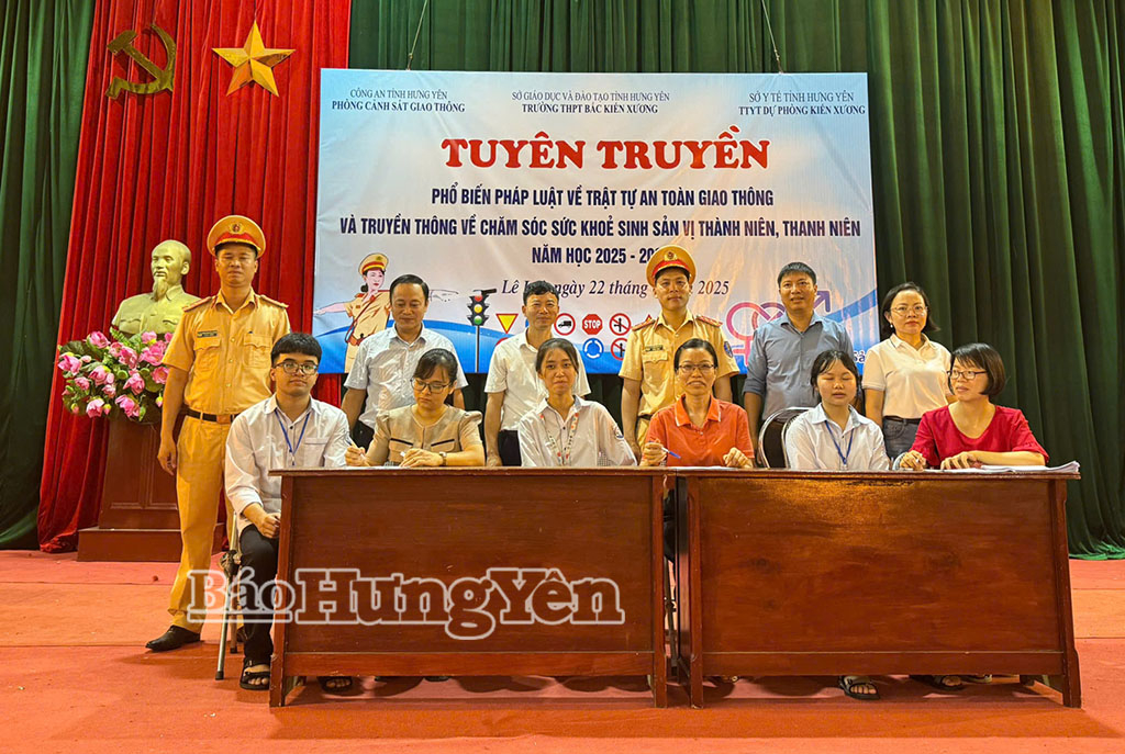Đại diện cán bộ, giáo viên, học sinh của nhà trường ký cam kết chấp hành nghiêm các quy định về trật tự, an toàn giao thông.  Ảnh: Thu Thủy 