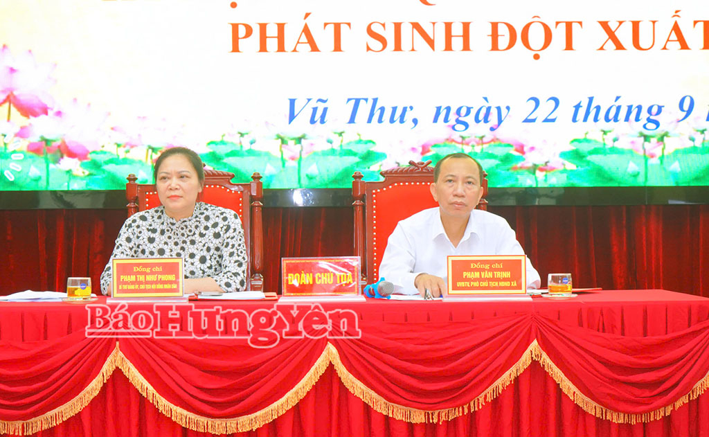 Các đồng chí Thường trực HĐND xã Vũ Thư chủ trì kỳ họp.