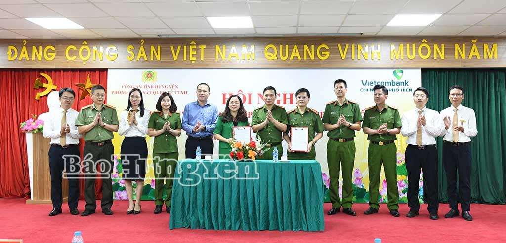 Đại diện lãnh đạo 2 đơn vị ký kết quy chế phối hợp.