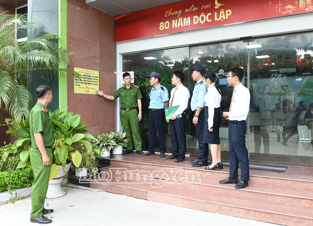 Niêm yết công khai số điện thoại khẩn cấp 113 tại Vietcombank Phố Hiến.  