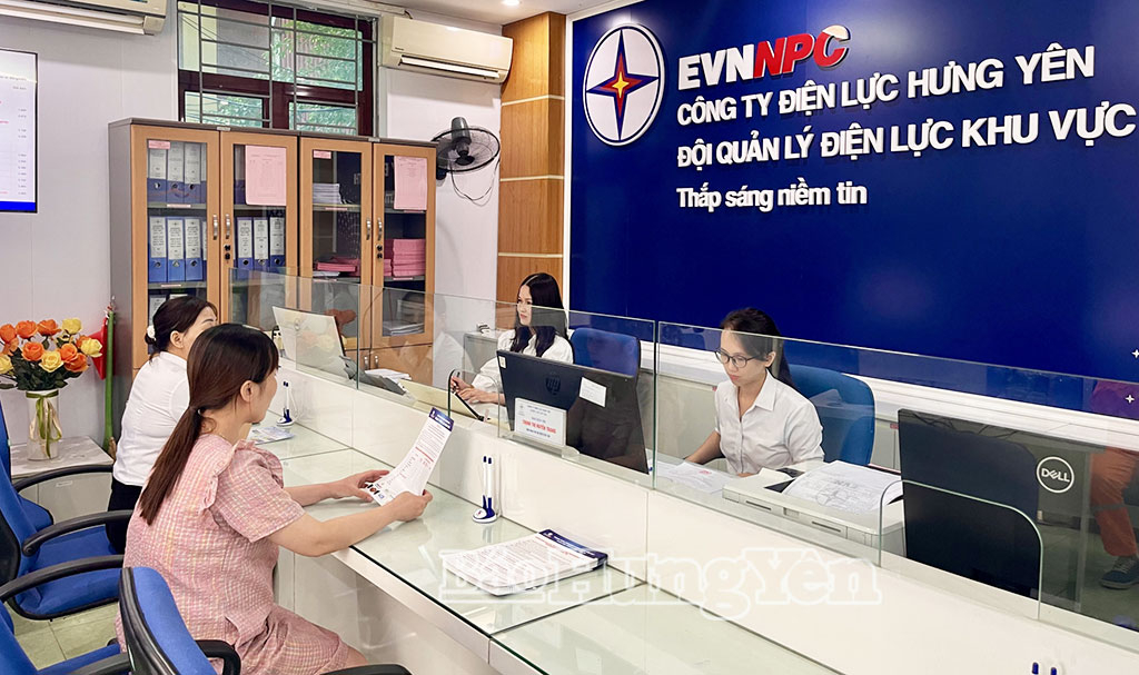 Hoạt động tiếp khách hàng tại Phòng Giao dịch khách hàng thuộc Đội Quản lý Điện khu vực Ân Thi.