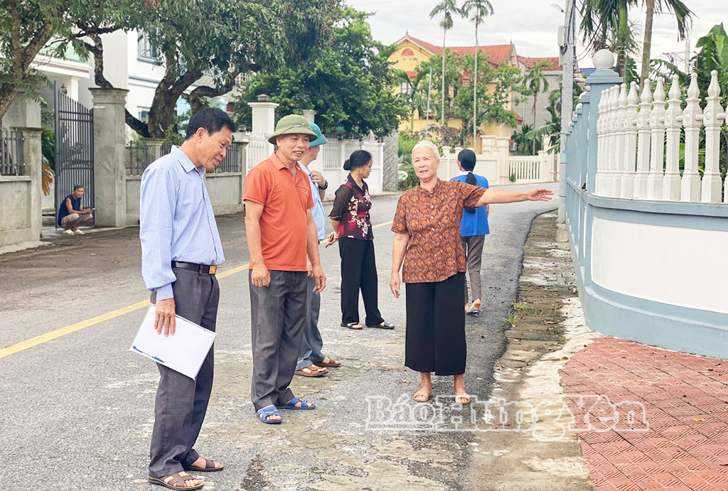 Đảng viên Nguyễn Thị Kim Liên cùng các đảng viên Chi bộ thôn Tạ Hạ, xã Lương Bằng phấn khởi bên tuyến đường mới mở rộng.