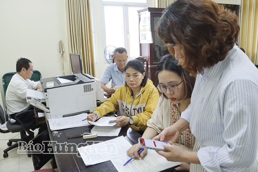 Cán bộ thuế cơ sở 7 hướng dẫn hộ kinh doanh cài đặt ứng dụng thuế điện tử eTax Mobile trên điện thoại thông minh.