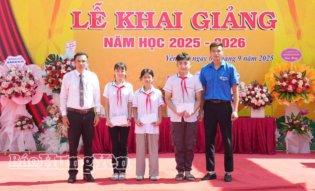 Đoàn Thanh niên xã Yên Mỹ tặng quà cho học sinh có hoàn cảnh khó khăn nhân dịp năm học 2025 - 2026