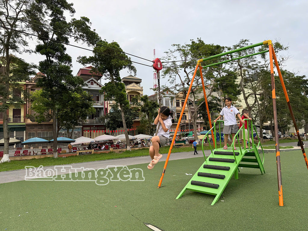 Trẻ em vui chơi tại khu vui chơi giải trí công viên Nam Hoà, phườngPhố Hiến.