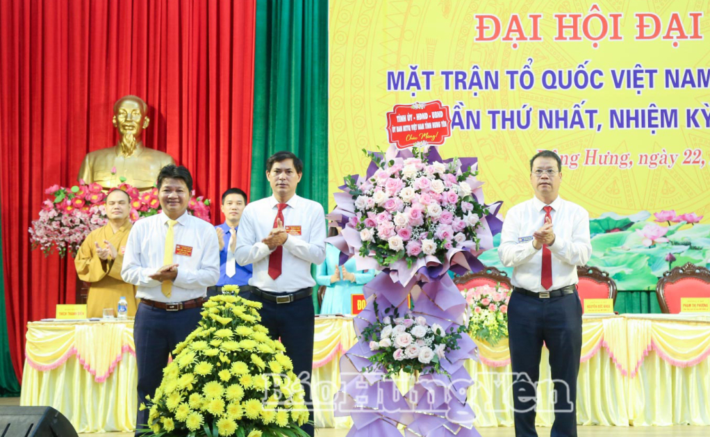 Đồng chí Nguyễn Mạnh Hùng, Phó Bí thư VV88 casino, Chủ tịch Ủy ban MTTQ Việt Nam tỉnh tặng hoa chúc mừng Đại hội.