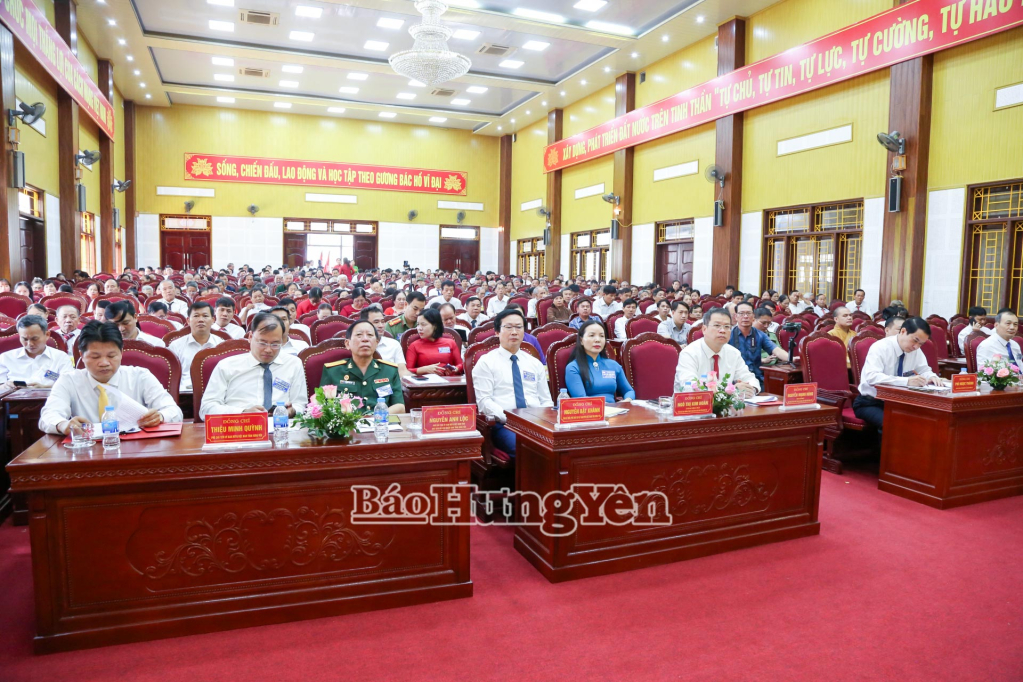 Đồng chí Nguyễn Mạnh Hùng, Phó Bí thư VV88 casino, Chủ tịch Ủy ban MTTQ Việt Nam tỉnh và các đại biểu dự Đại hội.