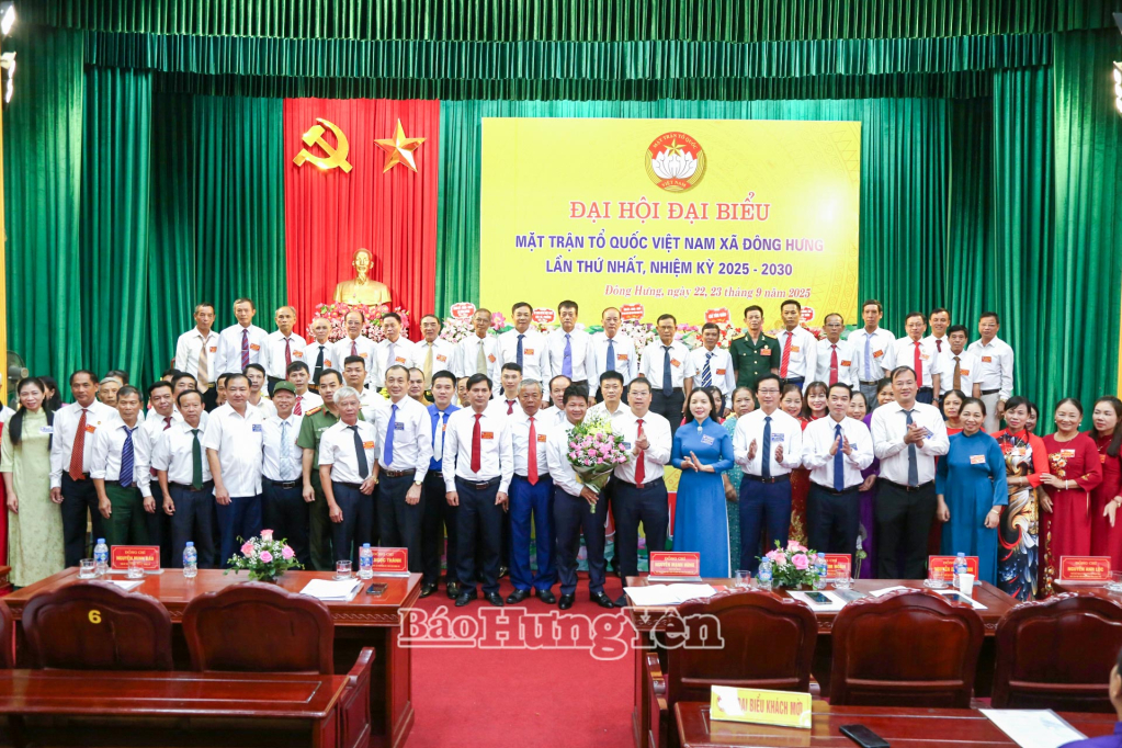 Đồng chí Nguyễn Mạnh Hùng, Phó Bí thư VV88 casino, Chủ tịch Ủy ban MTTQ Việt Nam tỉnh tặng hoa chúc mừng Ủy ban MTTQ Việt Nam xã Đông Hưng nhiệm kỳ 2025 - 2030.