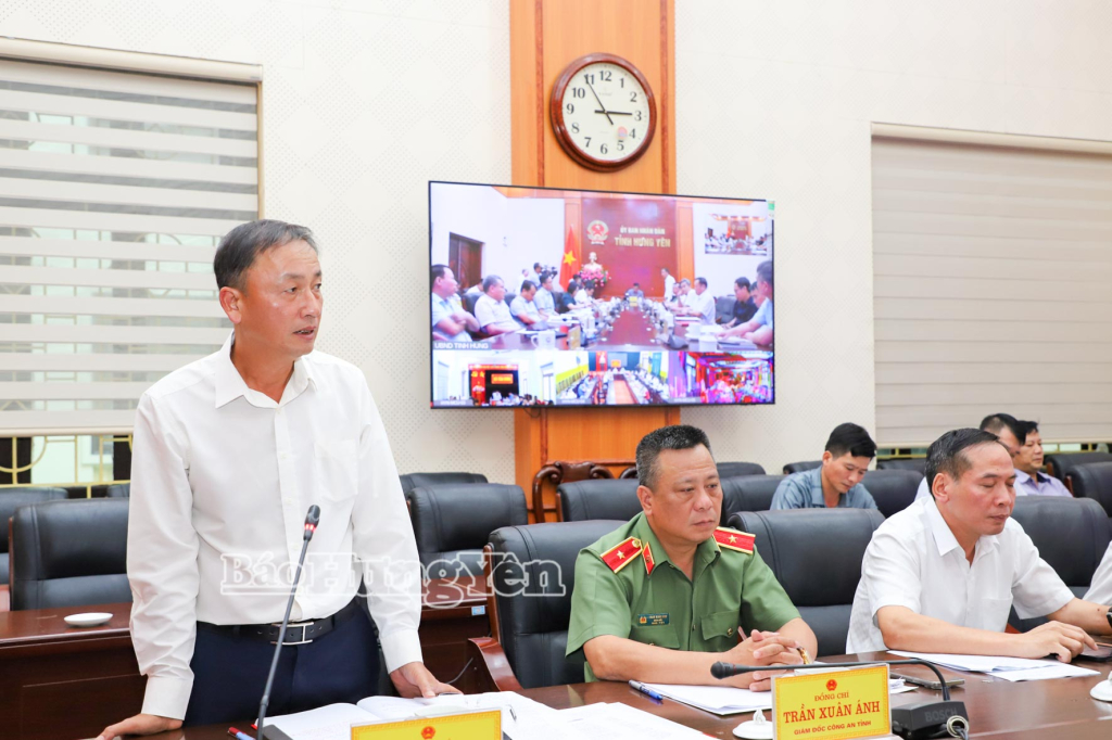 Đồng chí Nguyễn Hùng Nam, Phó Chủ tịch UBND tỉnh phát biểu tại hội nghị.