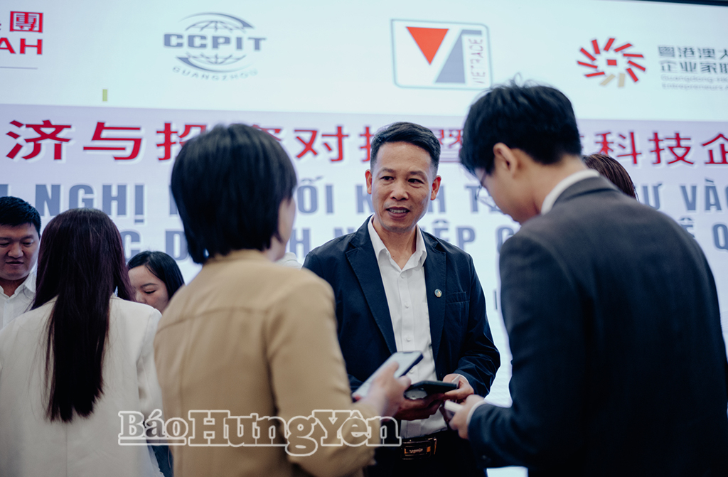 Lãnh đạo Công ty Cổ phần Green i-Park trao đổi với các nhà đầu tư Trung Quốc về cơ hội hợp tác đầu tư vào KCN Liên Hà Thái.