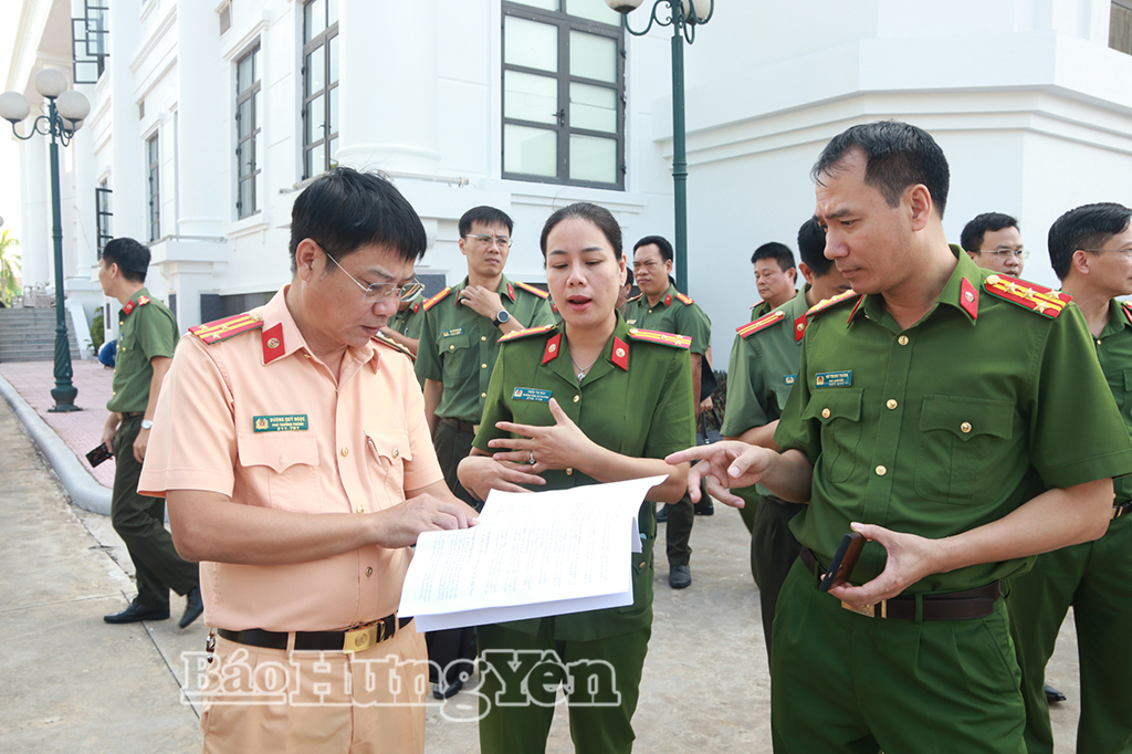 Lãnh đạo Công an tỉnh trao đổi phương án bảo đảm an toàn giao thông trong thời gian diễn ra Đại hội.
