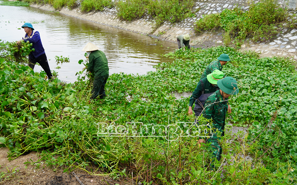HTX DVNN Thái Thượng phối hợp với đồn Biên phòng Trà Lý tổ chức khơi thông dòng chảy.