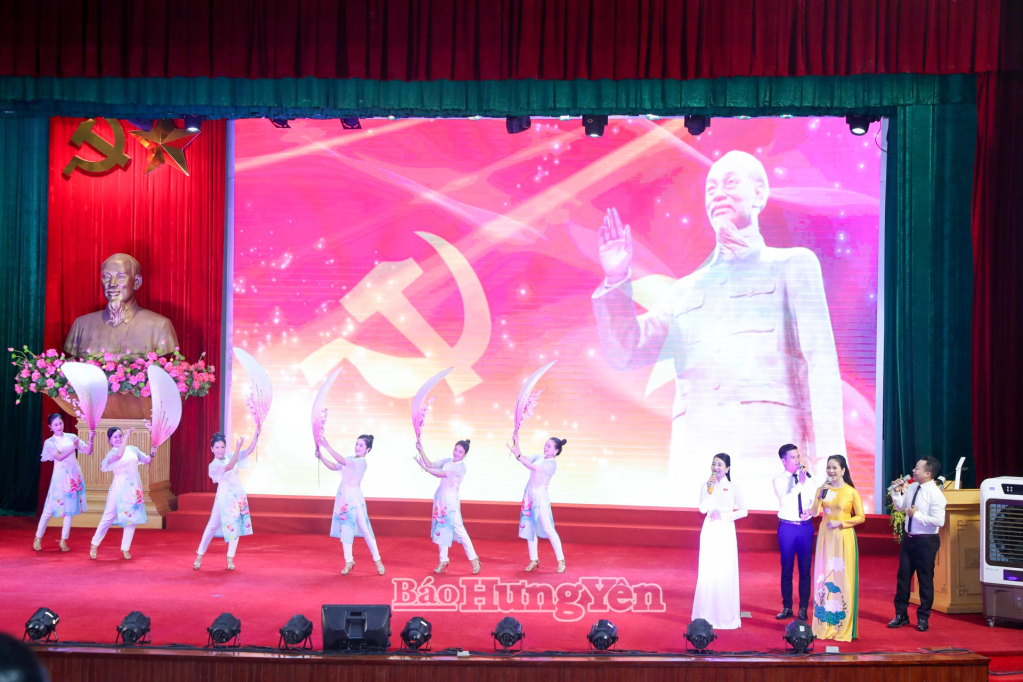 Tiết mục văn nghệ tại hội nghị.