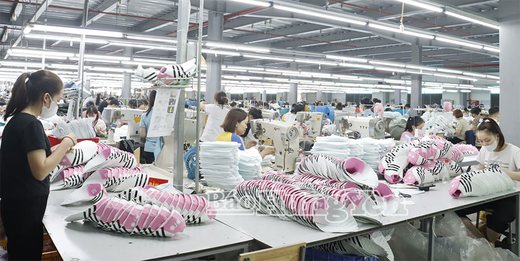 Sản xuất giày da xuất khẩu tại Công ty TNHH Bảo hộ lao động Lan Phú (cụm công nghiệp Đông La).