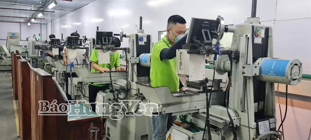 Công nhân Công ty TNHH Lotes Việt Nam (khu công nghiệp Liên Hà Thái) hăng say lao động sản xuất.