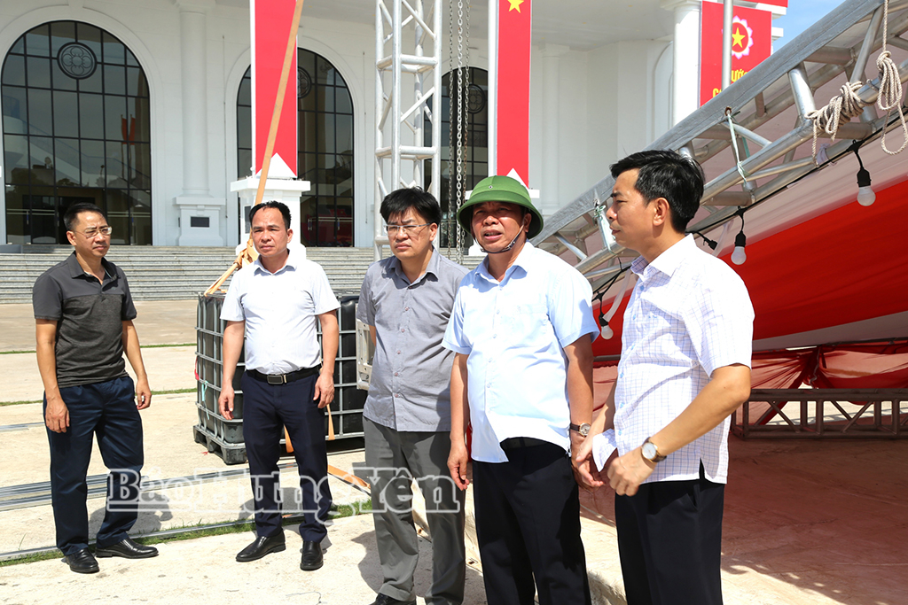 Đồng chí Nguyễn Quang Hưng, Ủy viên Ban Thường vụ Tỉnh ủy, Phó Chủ tịch Thường trực UBND tỉnh chỉ đạo công tác ứng phó với bão số 9 tại địa điểm tổ chức Đại hội đại biểu Đảng bộ tỉnh Hưng Yên lần thứ I, nhiệm kỳ 2025 – 2030, Nhà Văn hóa Lao động tỉnh, phường Trà Lý.