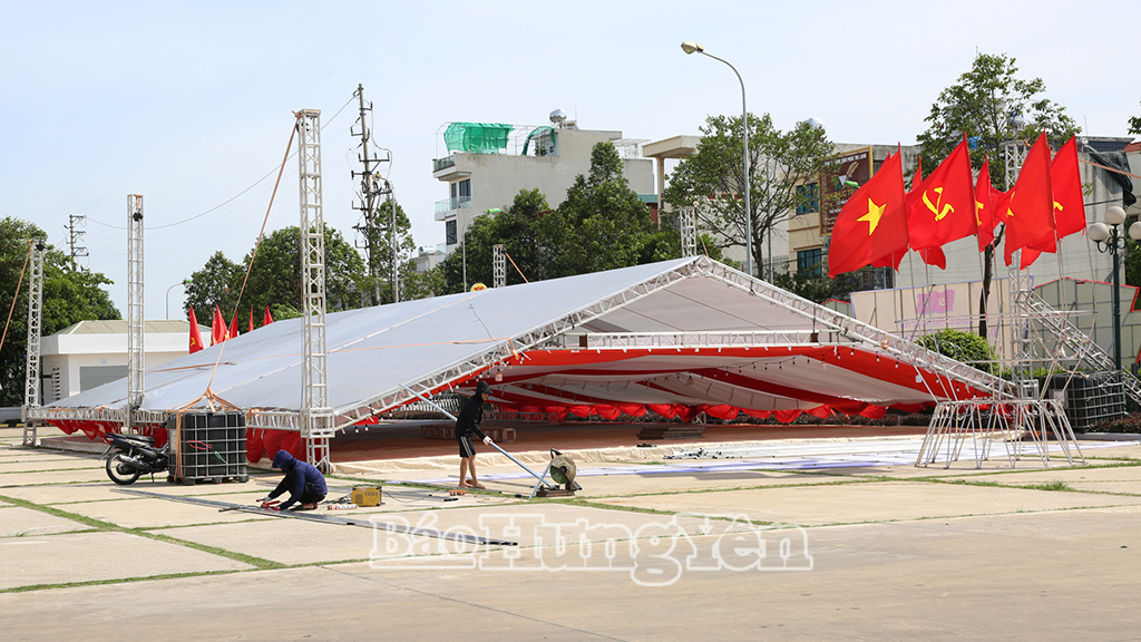 Các đơn vị thi công khẩn trương chằng, chống hệ thống nhà bạt ứng phó với cơn bão số 9 phục vụ Đại hội đại biểu Đảng bộ tỉnh Hưng Yên lần thứ I, nhiệm kỳ 2025 – 2030.