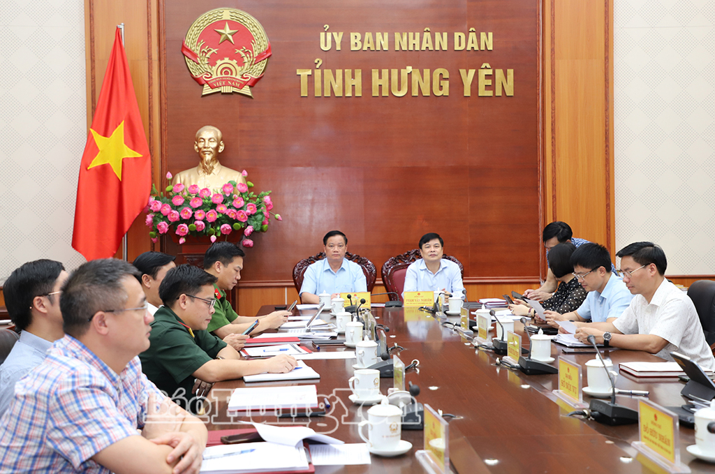 Các đồng chí: Nguyễn Khắc Thận, Phó Bí thư Tỉnh ủy, Chủ tịch UBND tỉnh; Phạm Văn Nghiêm, Phó Chủ tịch UBND tỉnh dự phiên họp tại điểm cầu tỉnh Hưng Yên.
