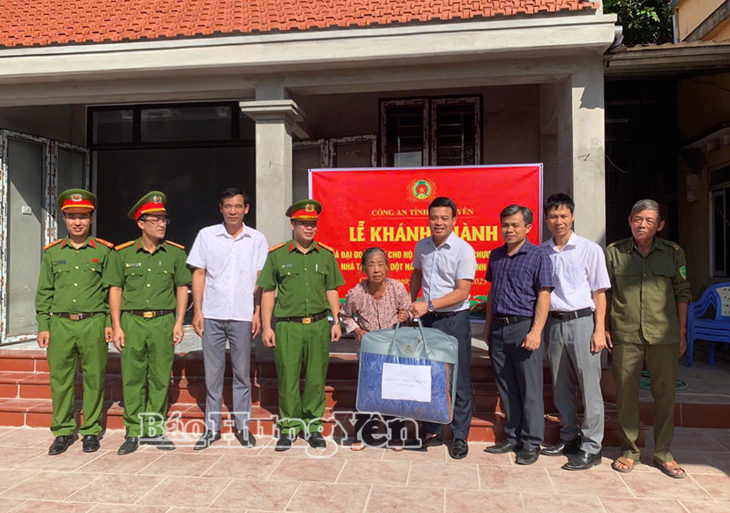Đại diện Công an tỉnh và lãnh đạo xã Chí Minh trao quà tặng gia đình bà Đào Thị Nga, thôn 2 Thuần Hưng.