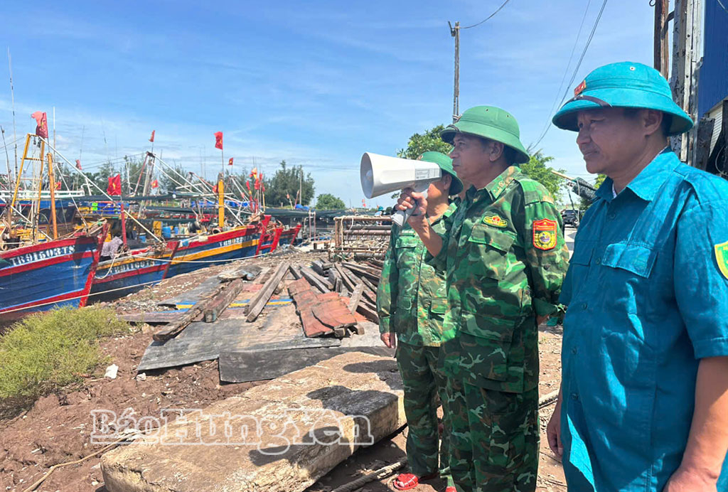 Lực lượng biên phòng kêu gọi tàu thuyền vào khu neo đậu tại cảng cá Cửa Lân (Nam Cường). 